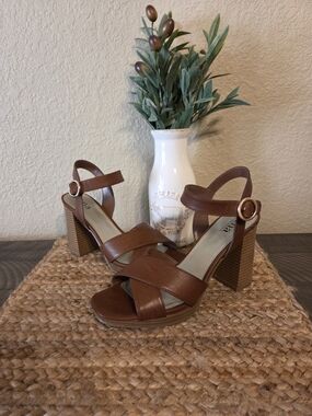 ana Heeled Sandals